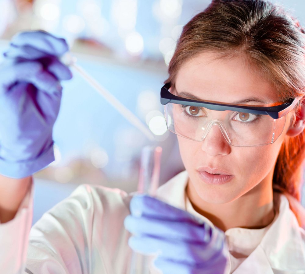 Young scientist pipetting in life science laboratory.